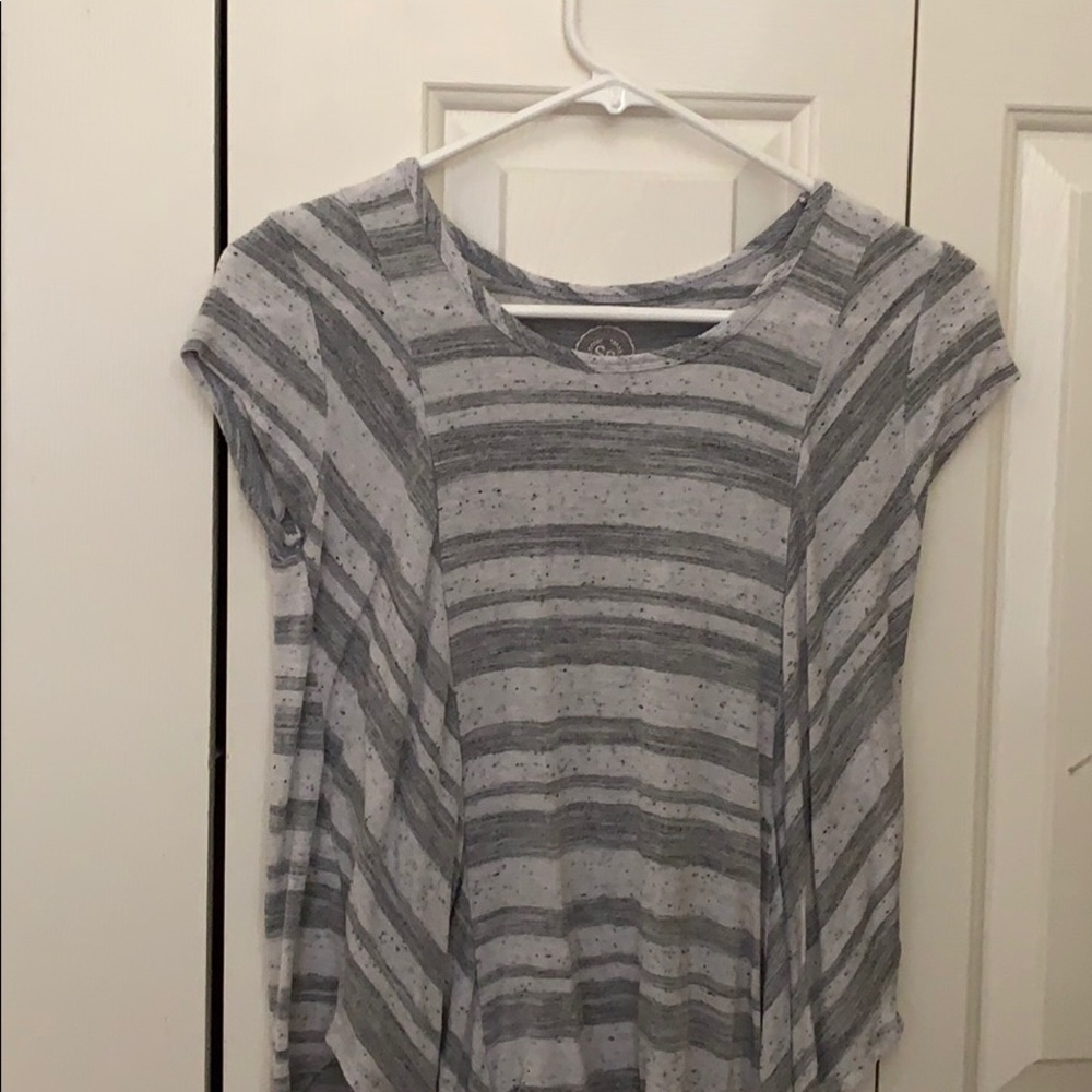 gray striped t-shirt